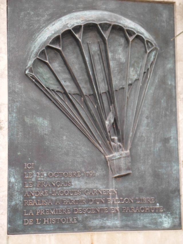 Εδώ, στις 22 Οκτωβρίου 1797, ο γάλλος André-Jacques Garnerin πραγματοποίησε από αερόστατο την πρώτη στην ιστορία πτώση με αλεξίπτωτο 