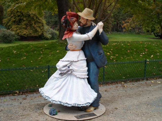 Ζευγάρι που χορεύει...ακίνητο μέσα το πάρκο Monceau